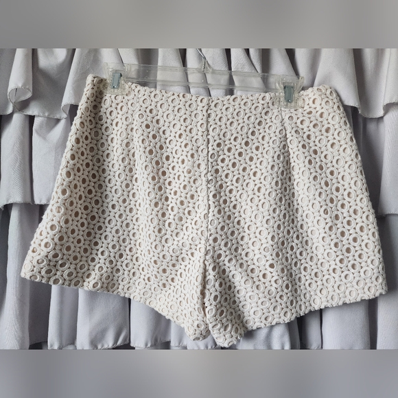 Banana Republic Women's Beige Eyelit Bohemian Shorts Size Six NWOT - Picture 2 of 4